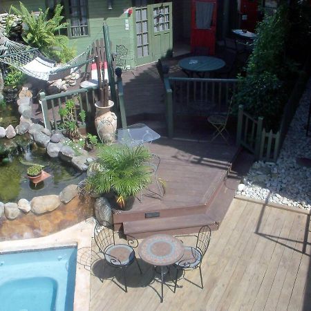 One32 Guesthouse Bejeweled Kingston Bagian luar foto