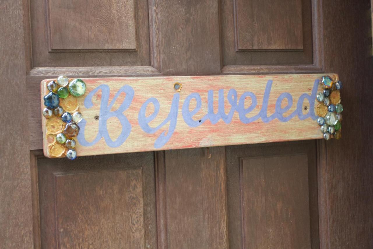 One32 Guesthouse Bejeweled Kingston Bagian luar foto