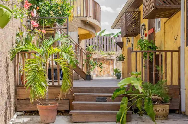 One32 Guesthouse Bejeweled Kingston Bagian luar foto