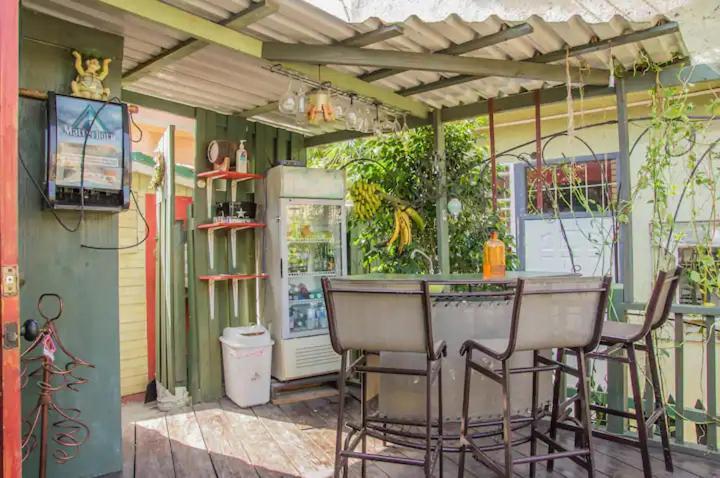 One32 Guesthouse Bejeweled Kingston Bagian luar foto