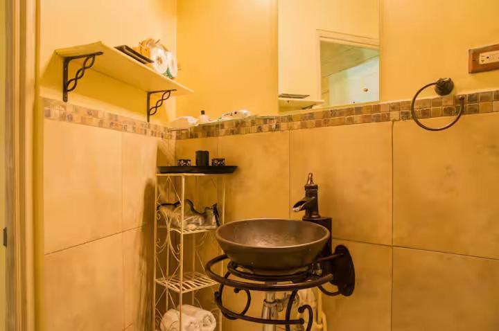 One32 Guesthouse Bejeweled Kingston Bagian luar foto