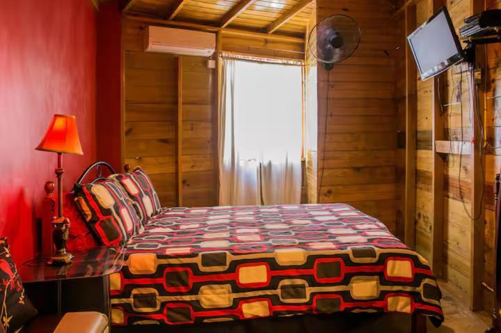 One32 Guesthouse Bejeweled Kingston Bagian luar foto