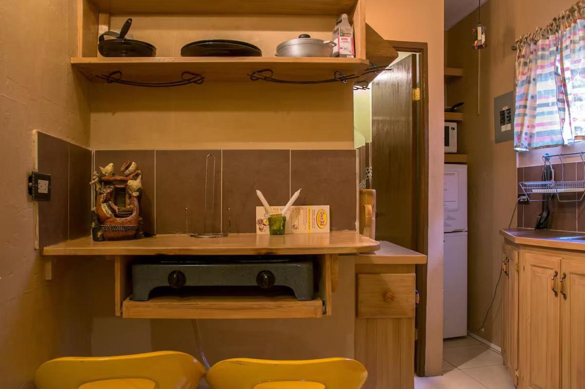 One32 Guesthouse Bejeweled Kingston Bagian luar foto