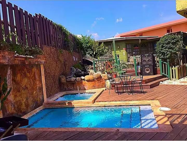 One32 Guesthouse Bejeweled Kingston Bagian luar foto